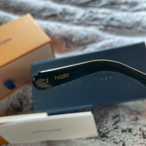 Authentic Louis Vuitton Flower Edge Round Sunglasses - Picture 10 of 14